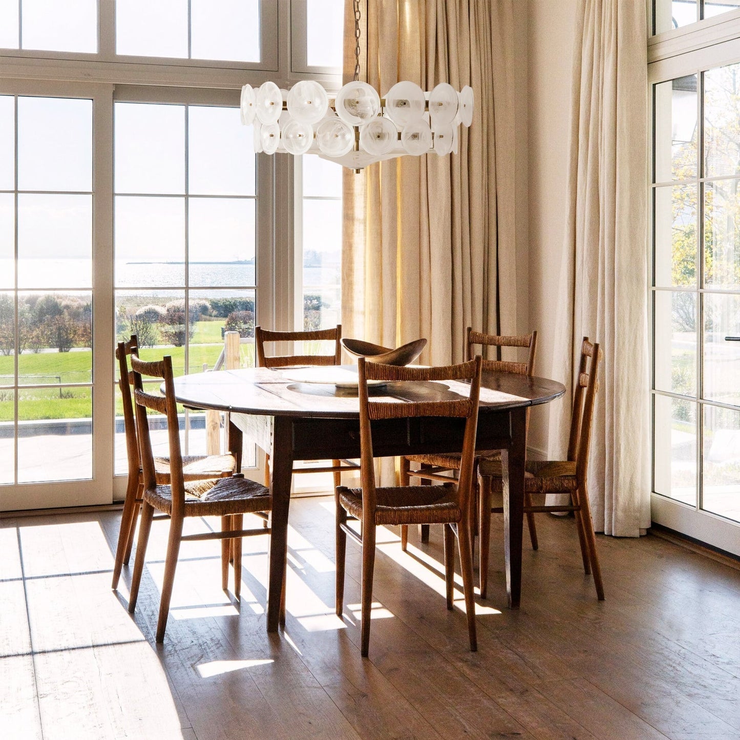 Circular silhouette of the amber glass disc chandelier